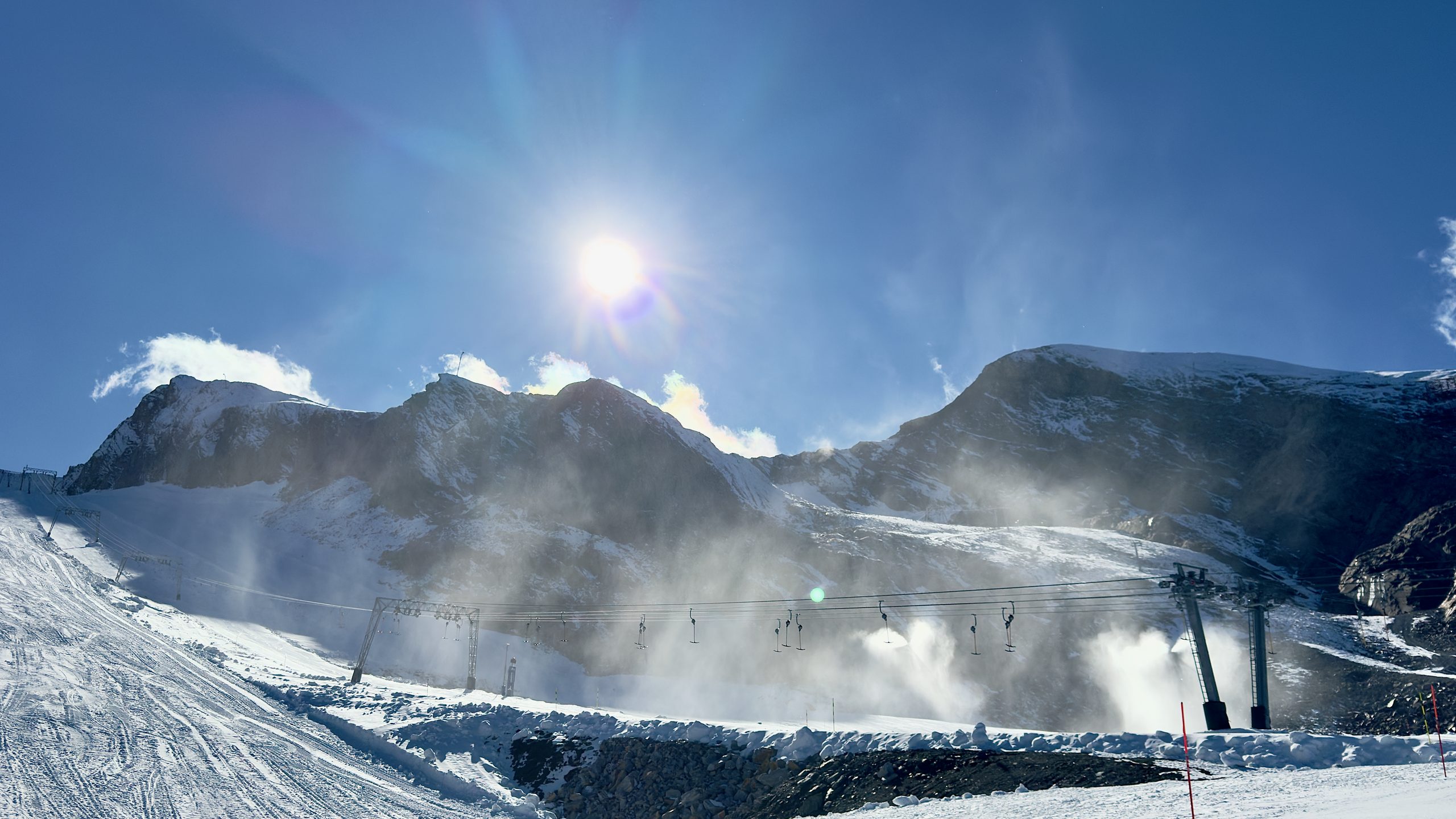 Sessellift am Kitzsteinhorn-Gletscher in der Sonne