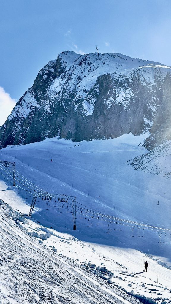 Felsgipfel über den Pisten am Kitzsteinhorn