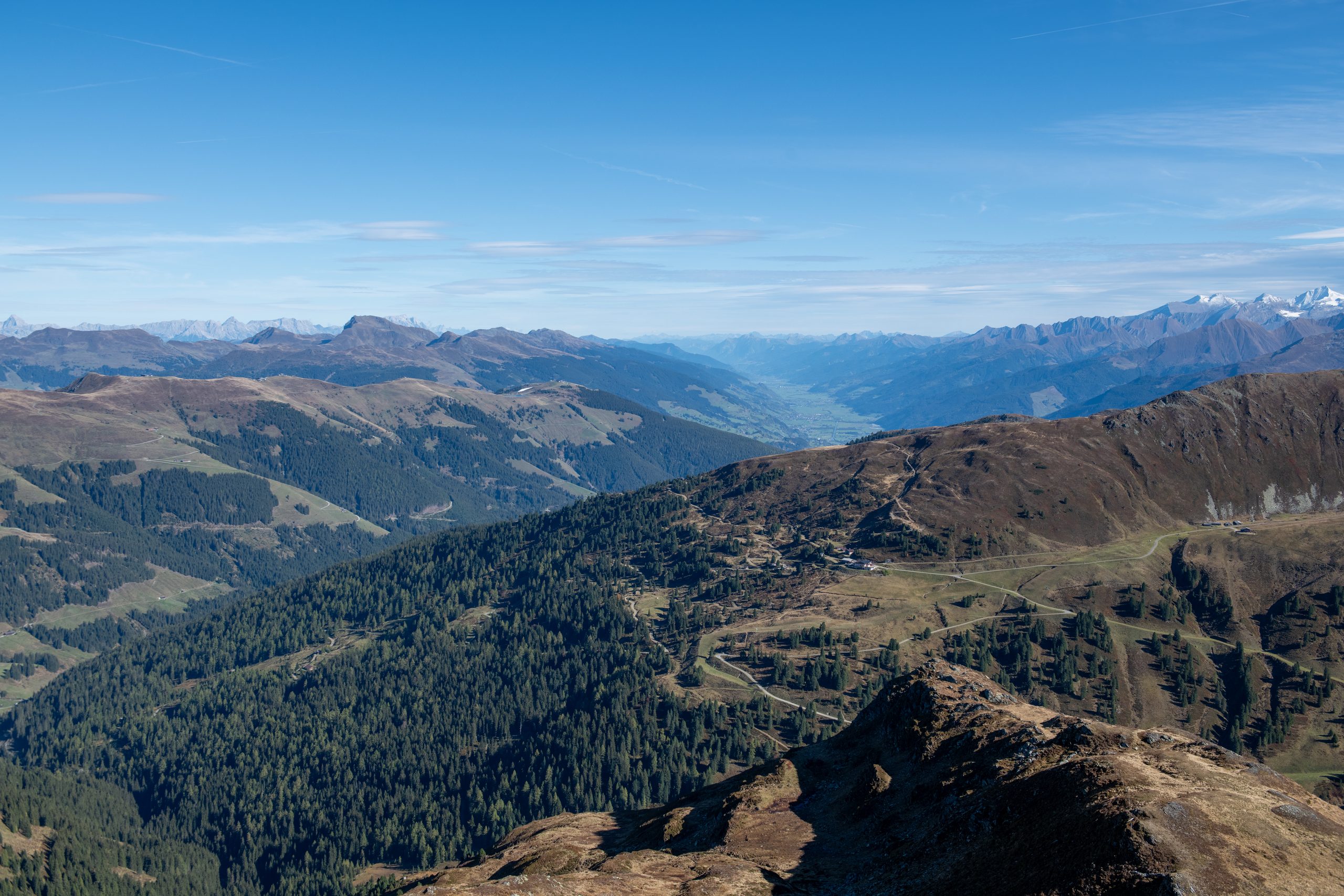 Sonniges Tal und Wälder unterhalb des Wildkogels