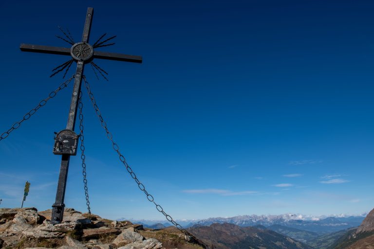 Gipfelkreuz am Frühmesser (2.233 m)