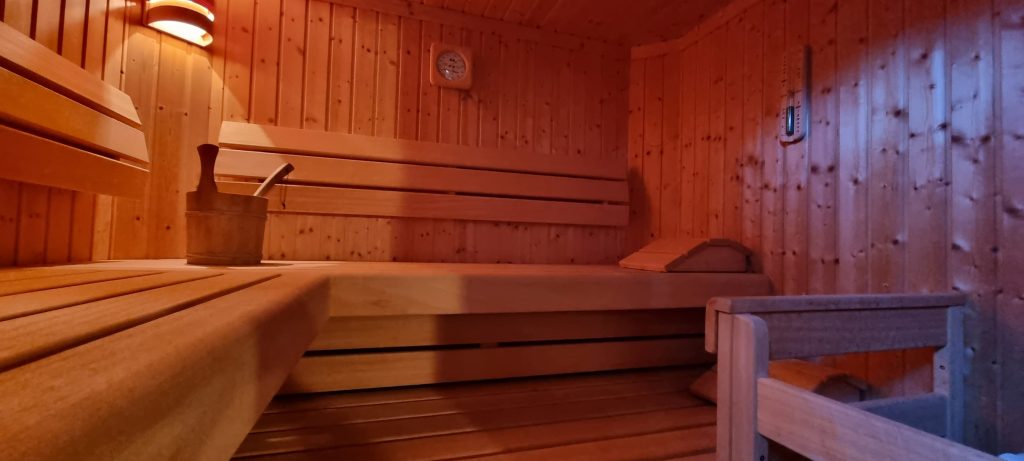 Sauna (basement)